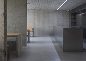 Niceworkshop aplica textura de veta de madera artificial al interior de una cafetería de Seúl