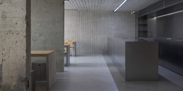 Niceworkshop aplica textura de veta de madera artificial al interior de una cafetería de Seúl