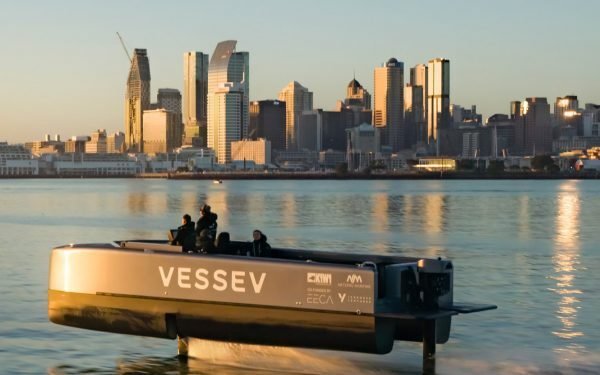 Vessev lanza un hidroplano eléctrico que «vuela sobre las olas»
