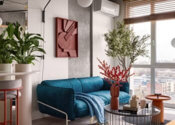 Los ladrillos de vidrio dividen los espacios en el apartamento Suprematism en Kyiv