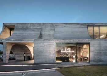 Touch Architect da forma al Kitsch francés III como «la curva de un croissant»