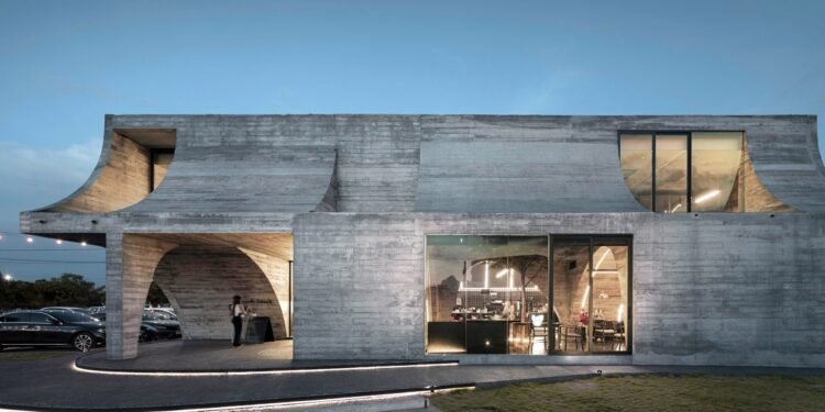 Touch Architect da forma al Kitsch francés III como «la curva de un croissant»