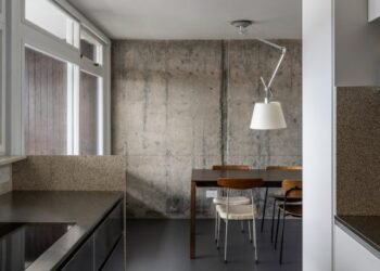 Archmongers celebra el hormigón brutalista en la renovación del apartamento de Trellick