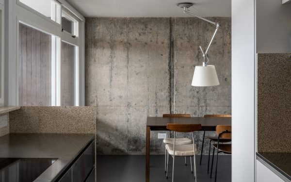 Archmongers celebra el hormigón brutalista en la renovación del apartamento de Trellick