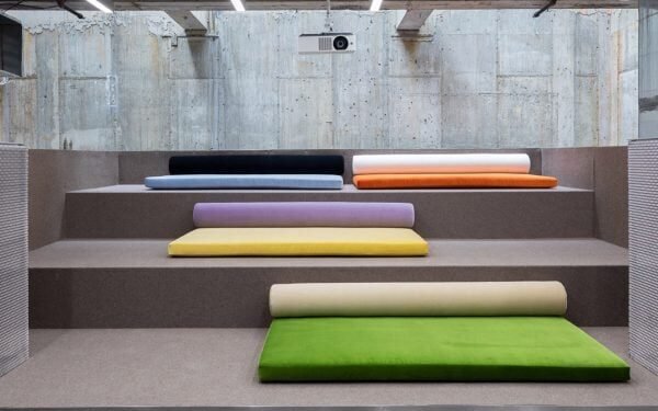 ANY diseña una sala de exposiciones y una biblioteca de investigación en Nueva York para Vowels