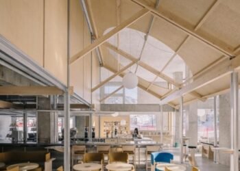 Atelier Tao+C crea una librería «luminosa» en una estación de esquí china