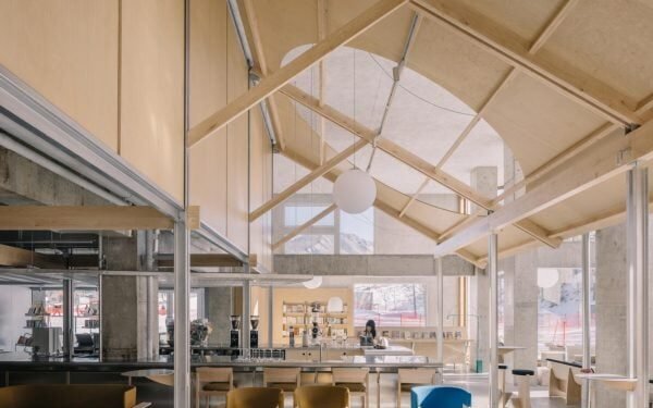 Atelier Tao+C crea una librería «luminosa» en una estación de esquí china