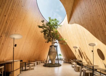 Un café ondulado junto a la playa en Chonburi, Tailandia