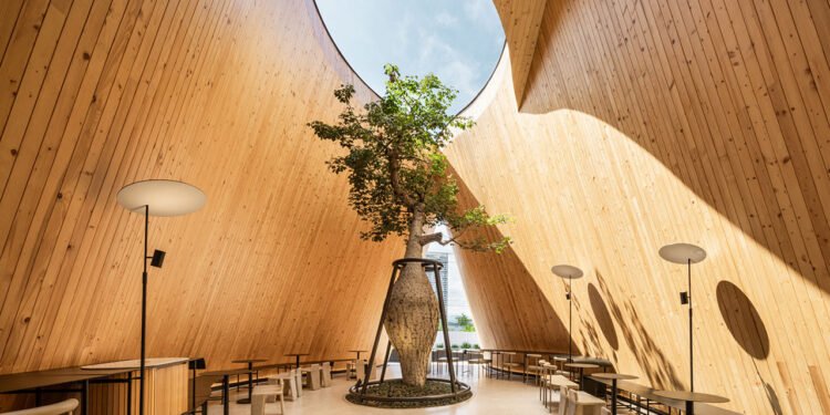 Un café ondulado junto a la playa en Chonburi, Tailandia