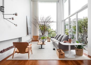 Simara Melo diseña una casa minimalista inspirada en la naturaleza en Brasil