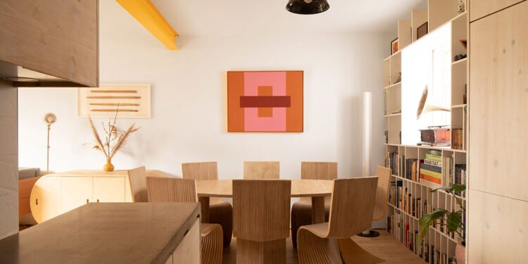 Dúo diseña su propio apartamento ecléctico y muebles en Londres