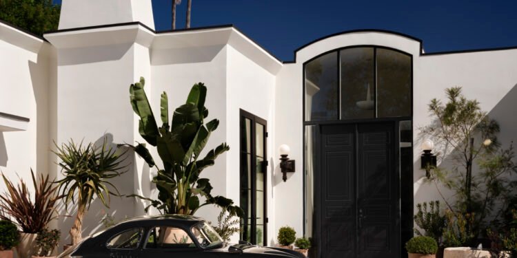 El estudio OSKLO le da esplendor a una casa estilo Regency en Hollywood