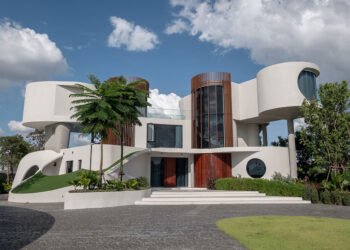 Una casa futurista con curvas en una isla de Bangkok