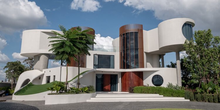 Una casa futurista con curvas en una isla de Bangkok