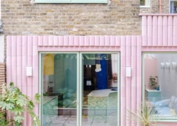 La ampliación de Beacon House diseñada por Office S&M presenta azulejos de color rosa chicle