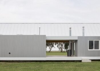 Aislamiento de lana de oveja desechada utilizado para casa de huéspedes en Argentina