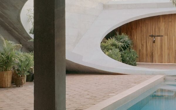 Ocho casas salpicadas de espectaculares aberturas circulares