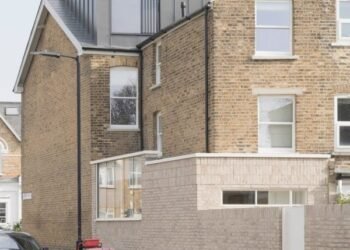 Benjamin Hale Architects amplía una casa victoriana con escasez de luz