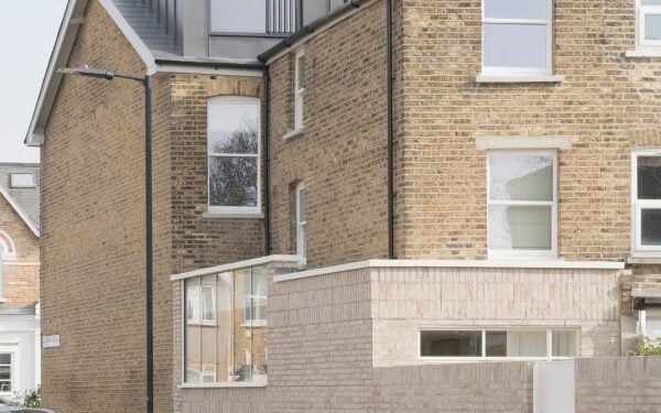 Benjamin Hale Architects amplía una casa victoriana con escasez de luz