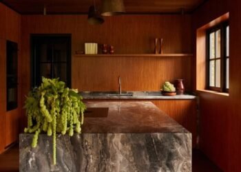 Ocho cocinas de madera que aprovechan al máximo el material