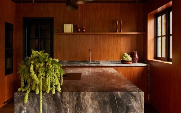 Ocho cocinas de madera que aprovechan al máximo el material