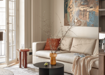 El estudio Mirzoyan renueva un piso de la época estalinista en Kiev con acero inoxidable