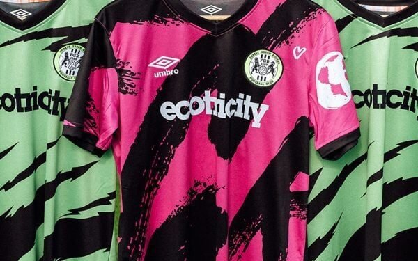 Los gráficos sobre el cambio climático se esconden en la equipación de fútbol de Forest Green Rovers