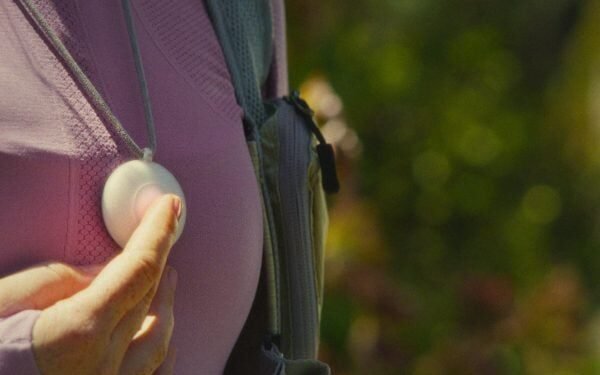 El dispositivo Wearable Friend busca combatir la soledad con compañía de IA