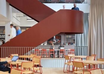 La oficina de HawkinsBrown ocupa la antigua sala de exposiciones de Vitra en Londres