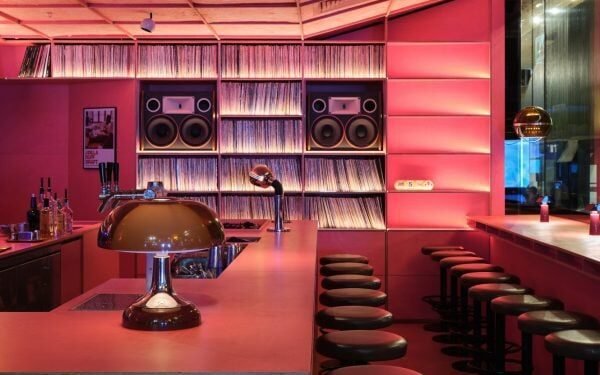 El interior del JAM Record Bar da la sensación de estar «dentro de un altavoz gigante»