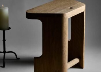 El taburete Pew de EJM Studio reinventa los bancos de iglesia tradicionales