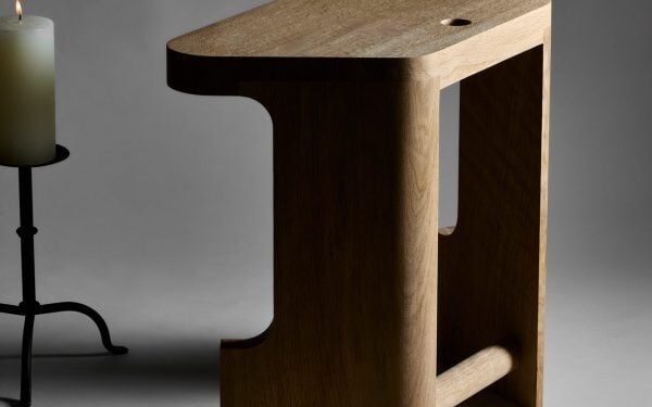 El taburete Pew de EJM Studio reinventa los bancos de iglesia tradicionales