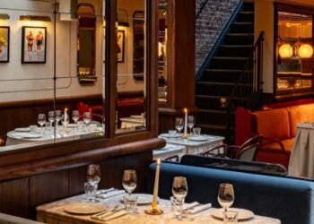 El sello distintivo de los pubs británicos y las brasseries francesas se reúnen en el restaurante Henri