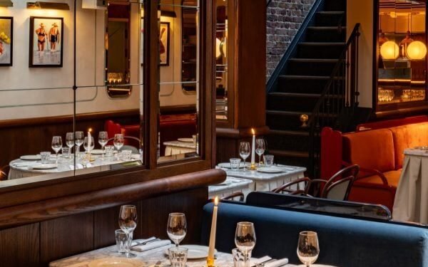 El sello distintivo de los pubs británicos y las brasseries francesas se reúnen en el restaurante Henri