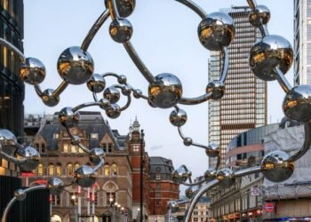 Yayoi Kusama instala esferas de espejo en el exterior de una estación de metro de Londres