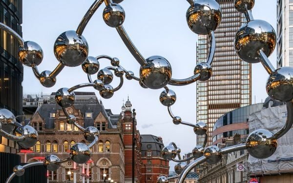 Yayoi Kusama instala esferas de espejo en el exterior de una estación de metro de Londres