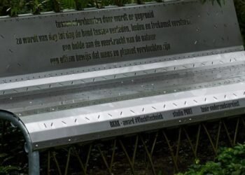 El encofrado reutilizable de Studio Part moldea árboles para convertirlos en bancos habitables