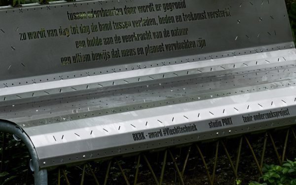 El encofrado reutilizable de Studio Part moldea árboles para convertirlos en bancos habitables