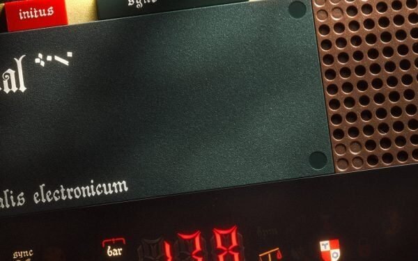 El EP-1320 de Teenage Engineering es el «primer instrumento electrónico medieval»