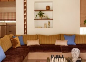 YSG crea un interior estilo años 70 para una casa junto al mar en Byron Bay