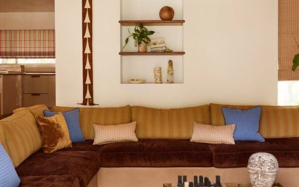 YSG crea un interior estilo años 70 para una casa junto al mar en Byron Bay