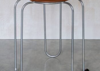 Muebles con candados de bicicletas rotos en la exposición Gente y lugares