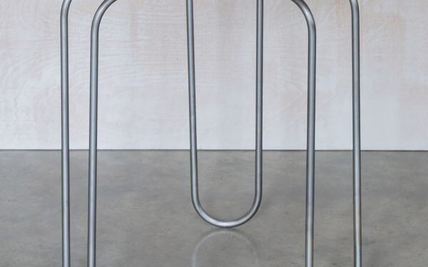 Muebles con candados de bicicletas rotos en la exposición Gente y lugares