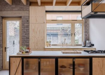 Khan Bonshek organiza su casa en el este de Londres alrededor de un muro de ladrillo