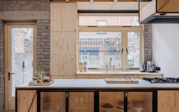 Khan Bonshek organiza su casa en el este de Londres alrededor de un muro de ladrillo