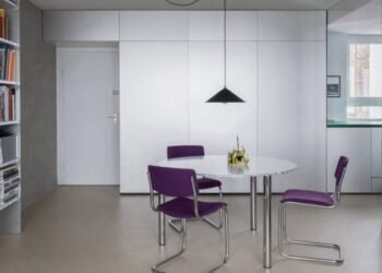 Las superficies reflectantes hacen rebotar la luz alrededor del apartamento del Grupo de Trabajo de Demostración