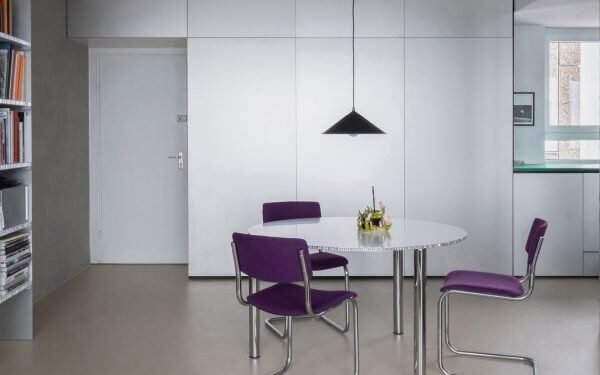 Las superficies reflectantes hacen rebotar la luz alrededor del apartamento del Grupo de Trabajo de Demostración