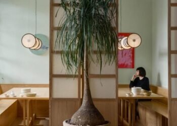 Locus utiliza materiales reciclados para el interior de un restaurante en Ciudad de México