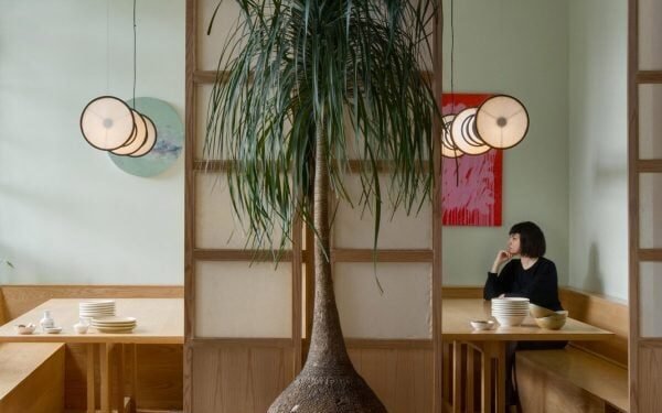 Locus utiliza materiales reciclados para el interior de un restaurante en Ciudad de México