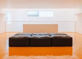 Los suelos de color naranja crean un «resplandor dorado» en la tienda Aranya de Say Architects